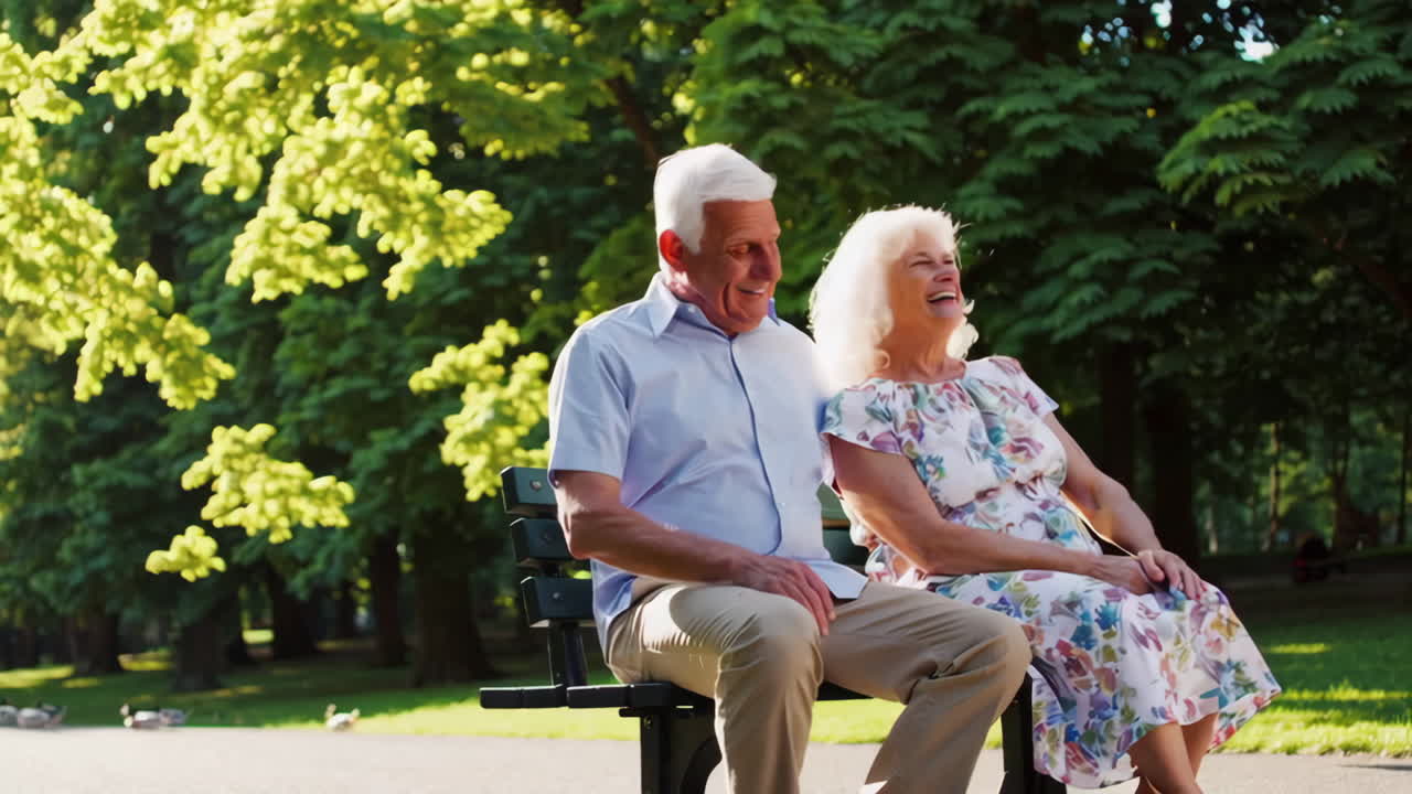행복 한 부부 가 공원 에서 휴식 을 하고 있다