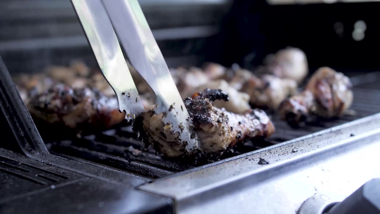 Sistemare il pollo sulla griglia nel ristorante