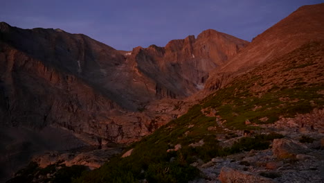 Filmische-Erste-Lichtdämmerung-Sonnenaufgang-Orange-Rot-Longs-Peak-14er-Sonnenaufgang-Rocky-Mountain-Nationalpark-über-Der-Baumgrenze-Colorado-Denver-Boulder-Estes-Park-Sommer-Dramatische-Landschaft-Schwenke-Langsam-Nach-Links