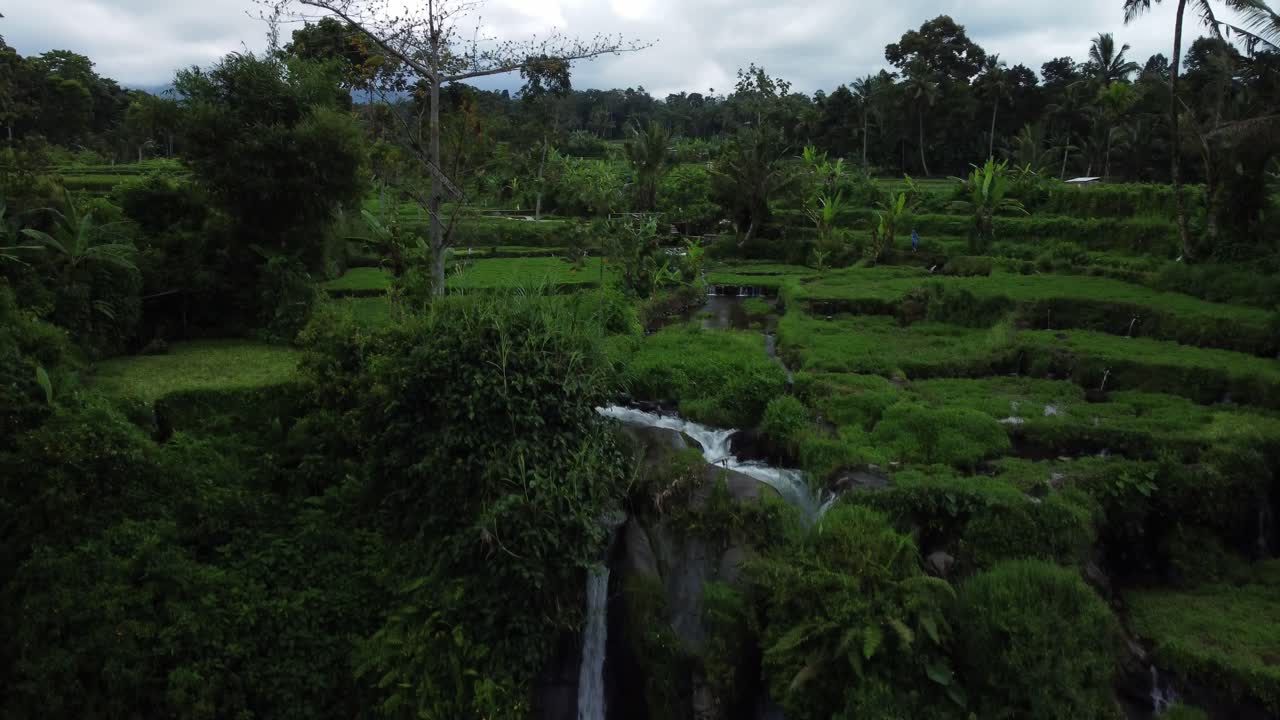 avión no tripulado volando sobre la cascada de kembar arum en java oriental, indonesia