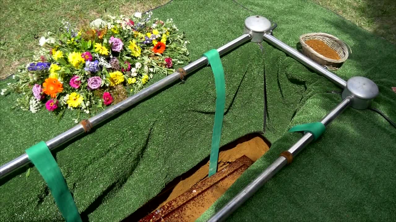 captura de pantalla de un ataúd funerario en un coche fúnebre o capilla o entierro en el cementerio