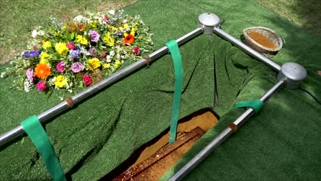 captura de pantalla de un ataúd funerario en un coche fúnebre o capilla o entierro en el cementerio