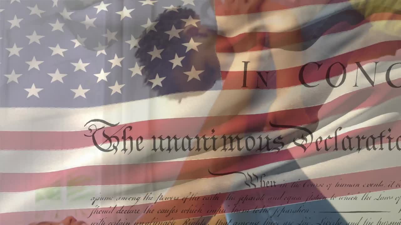 혼성 인종 어머니와 자녀는 우리와 함께  ⁇ 발을 흔들고 헌법이 전면에 있습니다.