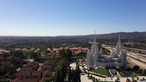 Vista-Del-Templo-De-San-Diego-California-A-Lo-Largo-De-La-Autopista-5-En-Un-Día-Soleado---Dron-Ascendente