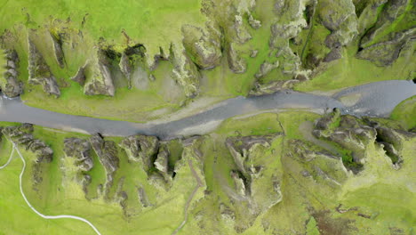 magníficas imágenes aéreas de drones del cañón fjaðrárgljúfur con enormes paredes escarpadas de 100 m en el sur de islandia