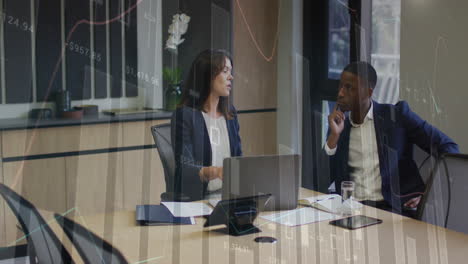 animation du traitement des données sur divers hommes et femmes d'affaires discutant au bureau
