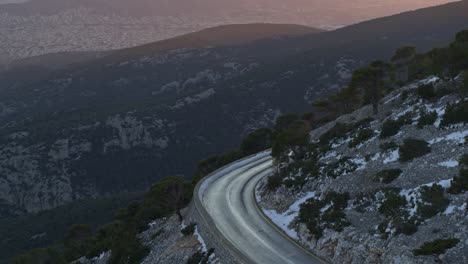 Antena---Carretera-De-Montaña-Con-La-Ciudad-De-Atenas-Al-Fondo-Al-Atardecer---Filmada-Con-Dji-Inspire-2-X7-50-Mm-Raw