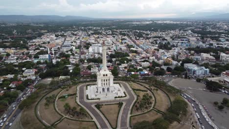 vista aérea del monumento monumento a los héroes de la restauración en la ciudad de santiago de los 30 caballeros en la república dominicana