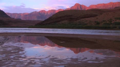 El-Río-Colorado-Fluye-A-Través-De-Un-Hermoso-Tramo-Del-Gran-Cañón-1