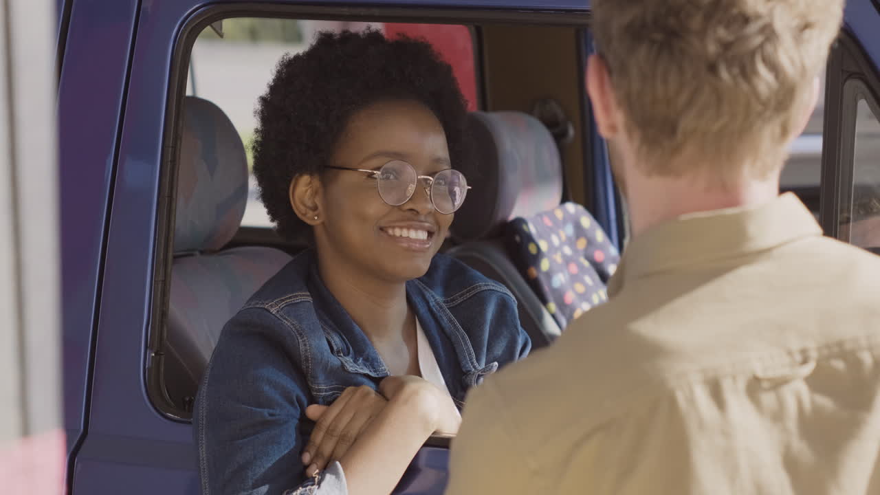 화창한 날 길거리 축구 경기장에서 훈련하고 공을 서로에게 전달하는 젊은 축구 선수 그룹 4