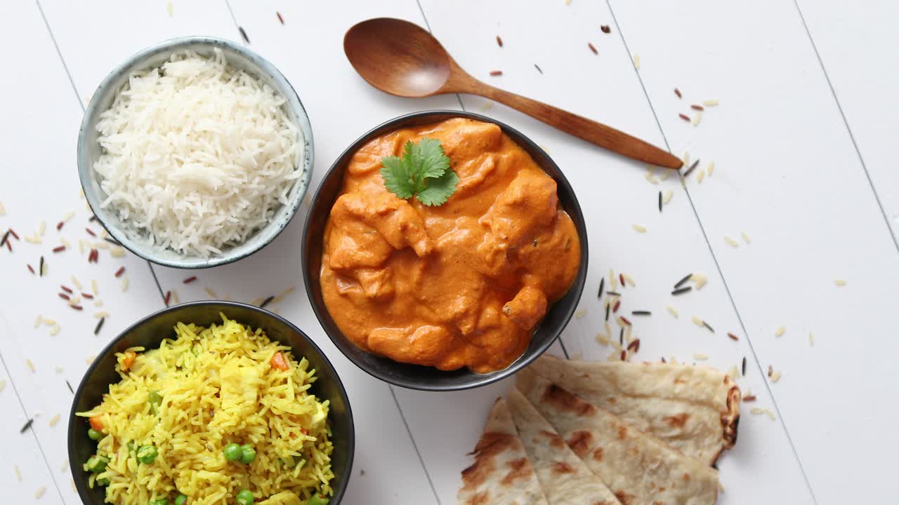 pollo a la mantequilla fresco y sabroso servido en cuenco de cerámica plato tradicional indio