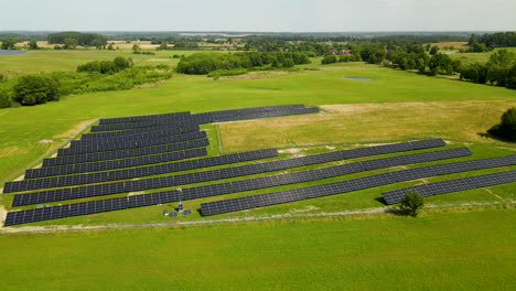 Vista-Aérea-Sobre-La-Granja-De-Paneles-Solares-En-Polonia-En-Un-Día-Soleado