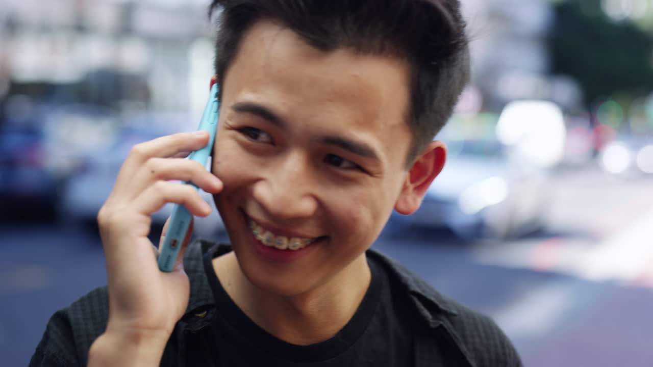 그는 그녀가 가는 곳마다 연결성을 가지고 있습니다.