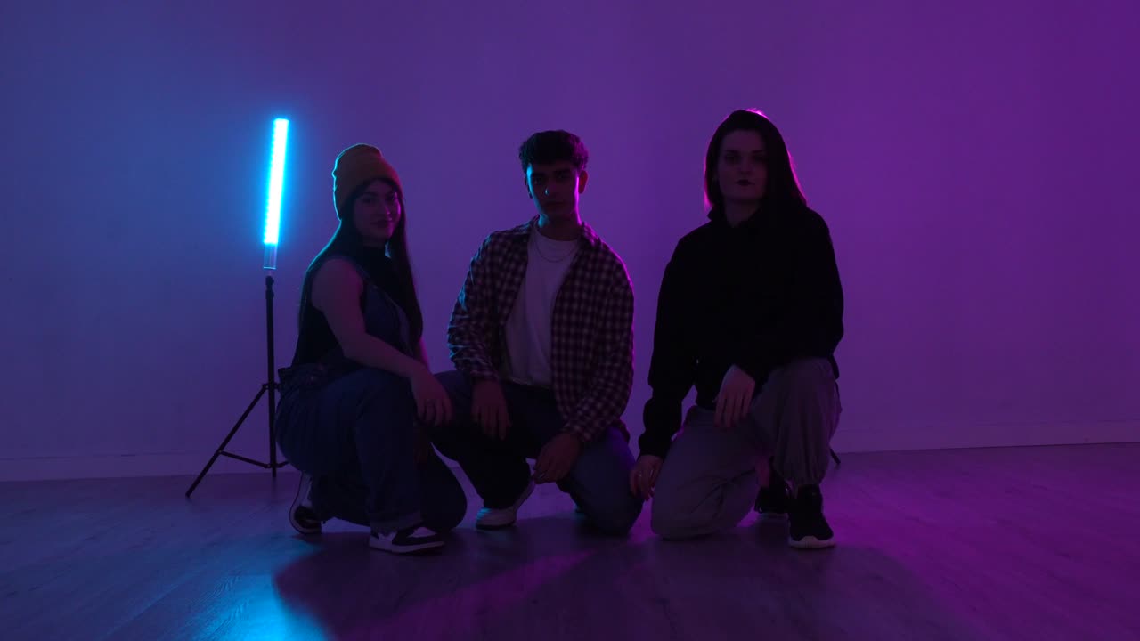 Ritratto di gruppo in studio al neon