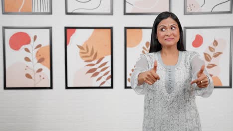 mujer apuntando al espacio de copia