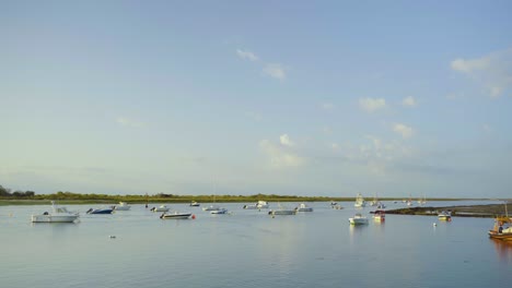 Desembocadura-Del-Río-Flotando-Barcos-Anclados-Deportivos-Y-De-Pesca-Al-Amanecer-En-Tavira-Portugal-4k