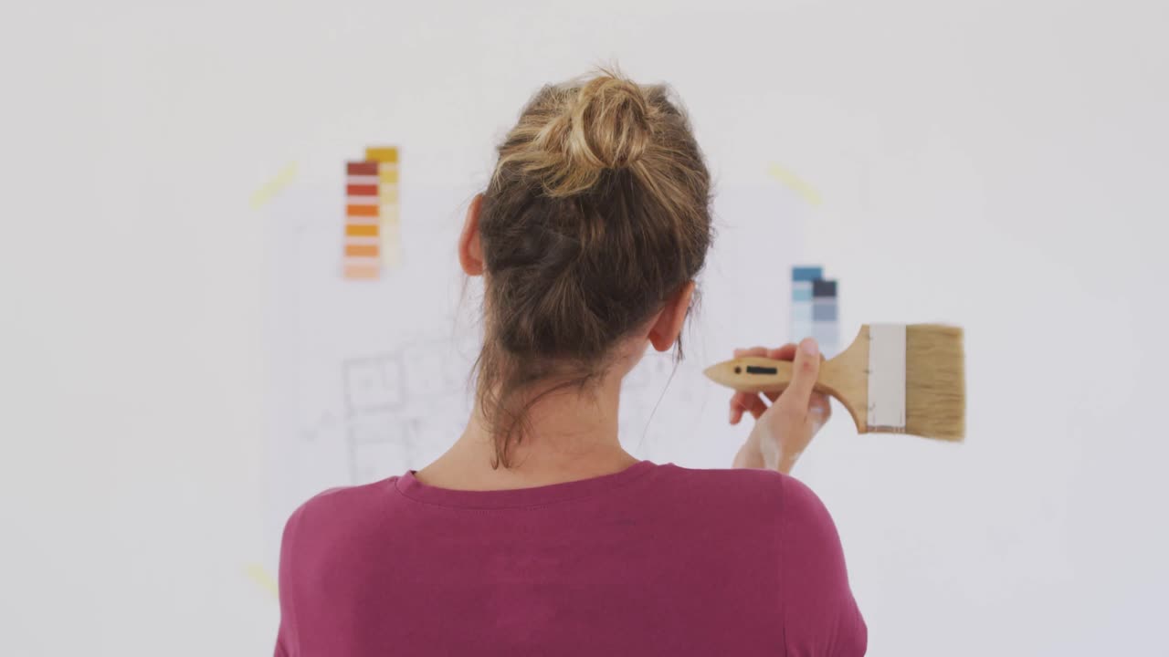 retrato de una mujer caucásica en cuarentena durante la pandemia de coronavirus, haciendo trabajos interiores