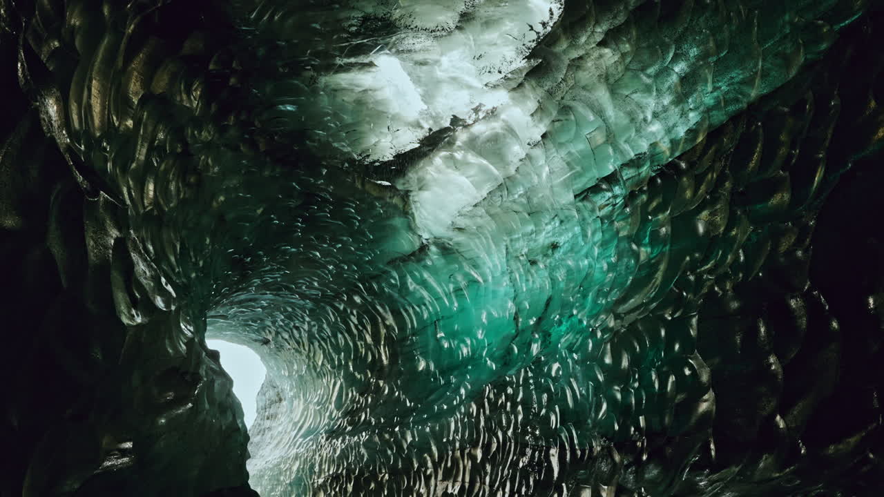 fotografía estática dentro de las cuevas de hielo de katla cerca de vik, en el sur de islandia.
