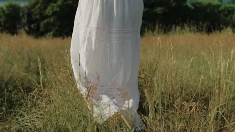 Chica-Con-Vestido-Largo-Blanco-Caminando-En-El-Campo-Y-Pasto-Alto-Y-Seco-En-Un-Día-Soleado