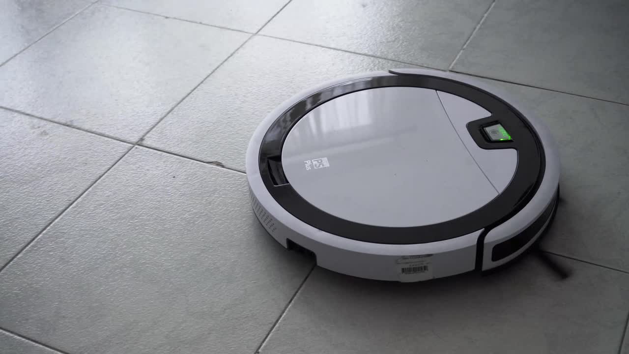 робот-пылесос на полу