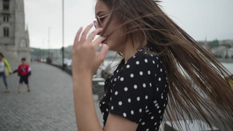 mujer joven en una ciudad