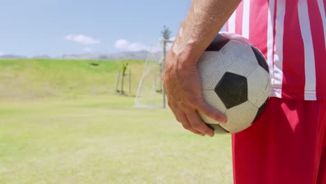 Jugador-De-Fútbol-Sosteniendo-La-Pelota