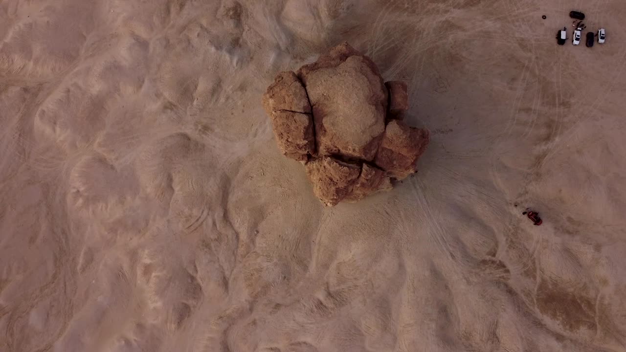 하향식 조감도에서 외로운 사막의 높은 절벽에 있는 차량