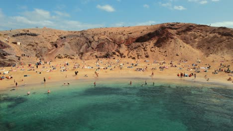 vista aérea la gente se relaja en la playa más popular de papagayo o playa de loros de lanzarote españa