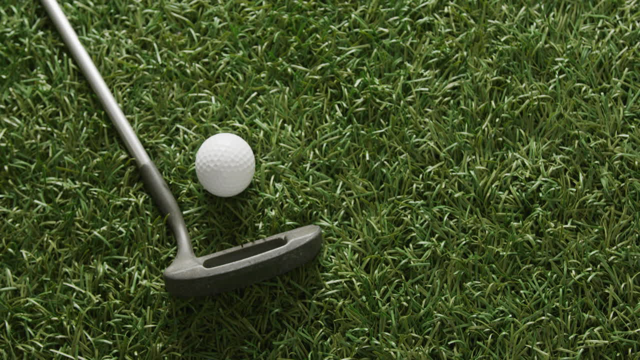 Primo piano di mazza da golf e pallina sull'erba, spazio per il testo, rallentatore
