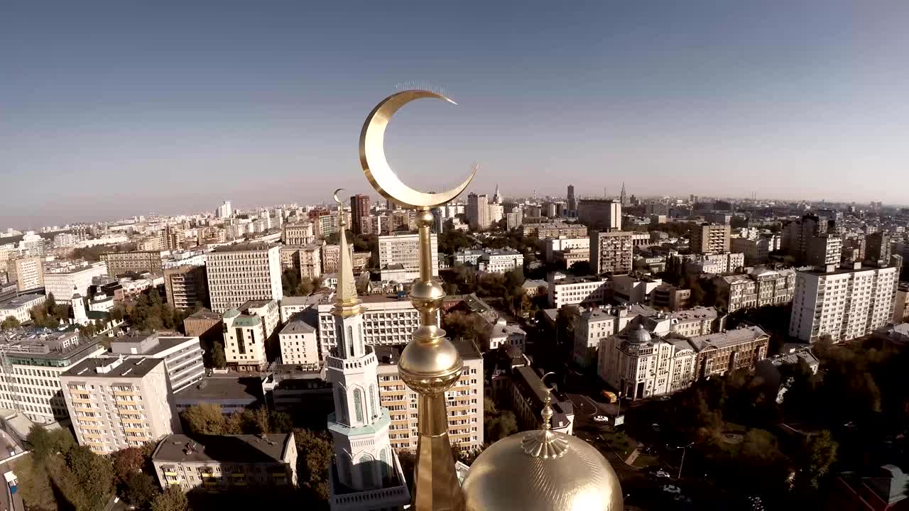 tomada aérea de la mezquita de la catedral de moscú. nueva construcción de religión en rusia. la más grande de europa. imágenes aéreas únicas de quadcopter. mezquita de la catedral de moscú, rusia. la mezquita principal de moscú, nuevo punto de referencia.