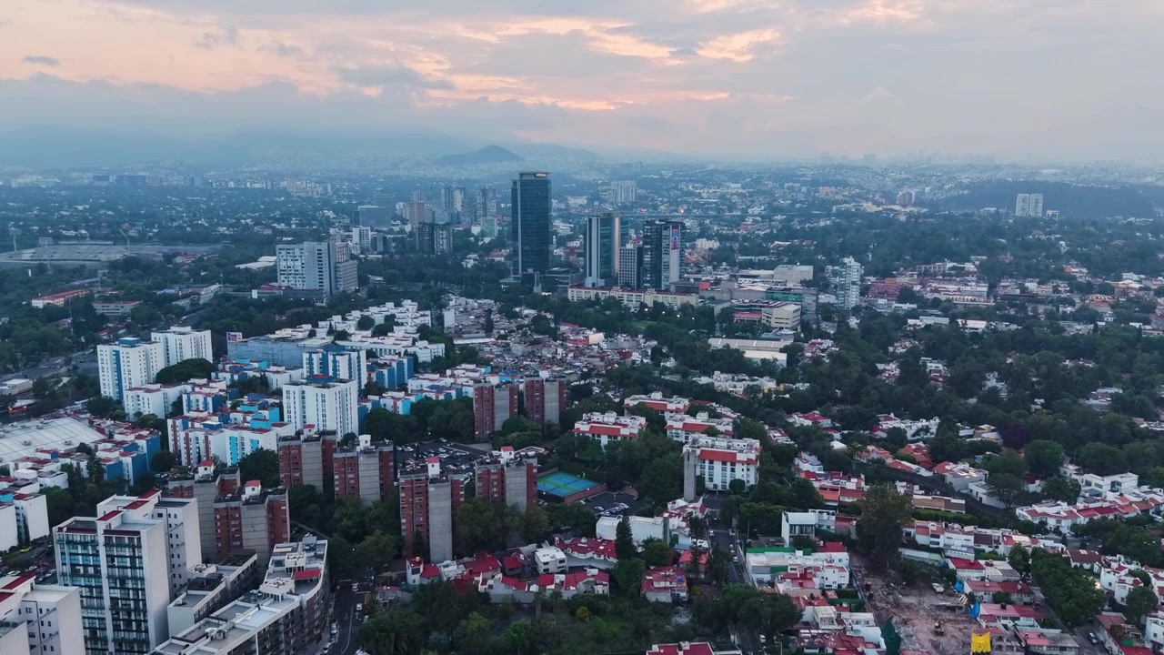 Güney Meksiko Şehri'nin silüetini yakalayan drone hyperlapse.
