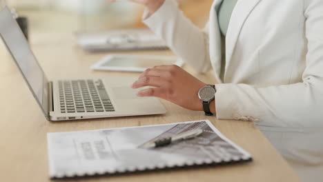 Young-business-woman-working-on-a-laptop-typing