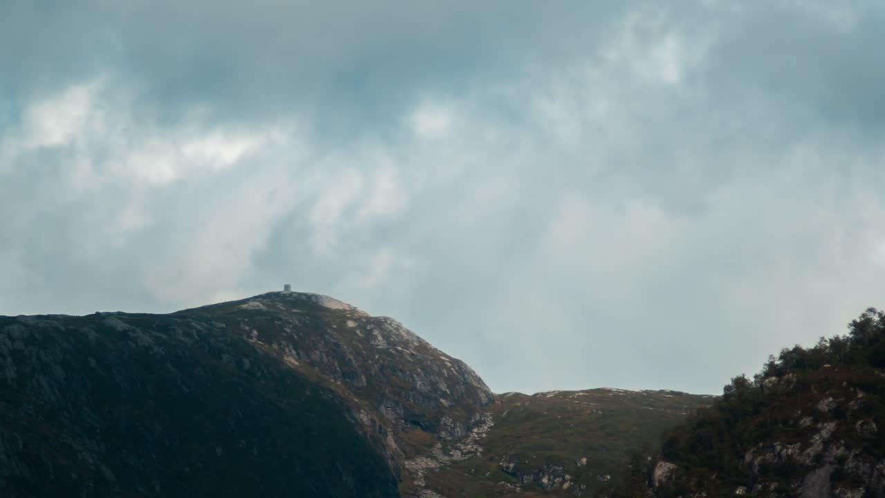 움직이는 구름이 있는 산의 저속 촬영 - 4k