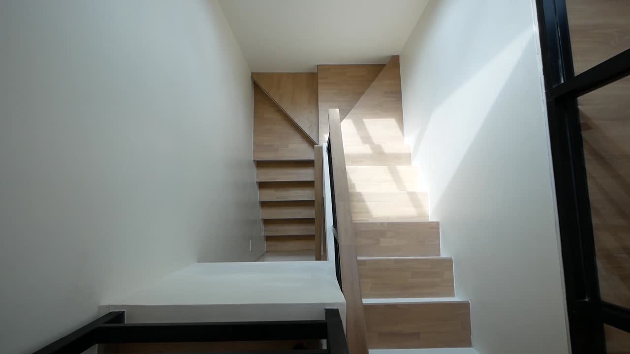 diseño moderno y elegante de la plataforma de la escalera del hogar