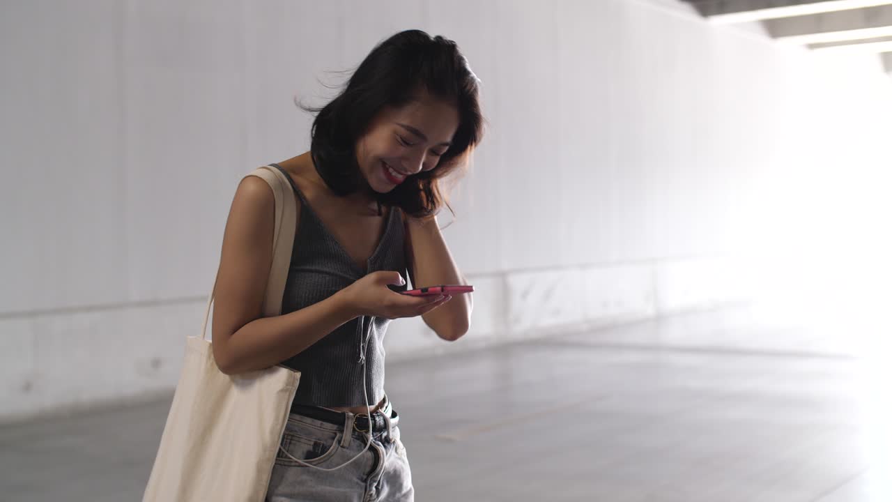 행복한 여성이 드폰을 사용합니다.