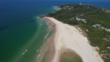 Playa-Clarkes-Con-Arena-Blanca-Y-Mar-Turquesa-En-Nueva-Gales-Del-Sur,-Australia---Toma-Aérea-De-Drones