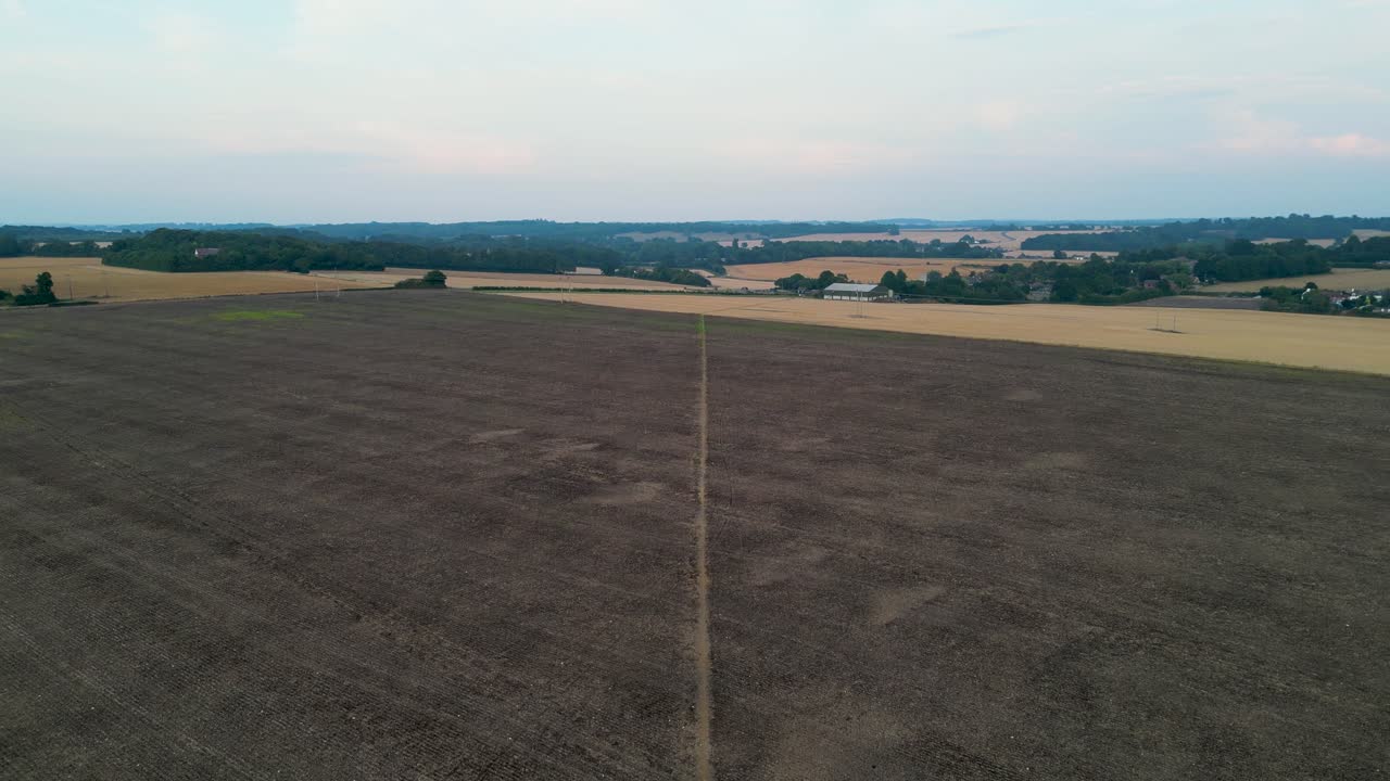 Ujęcie odsłaniające krajobraz Kentu, wzdłuż wąskiej ścieżki