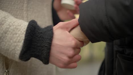 pareja tomados de la mano cu