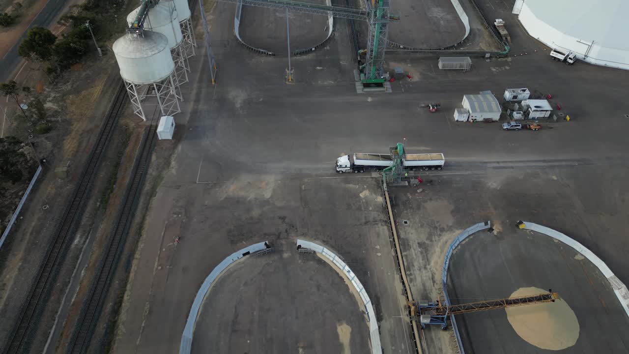 화물 트럭이 그릴에서 곡물을 풀고, 서부 오스트레일리아의 공장