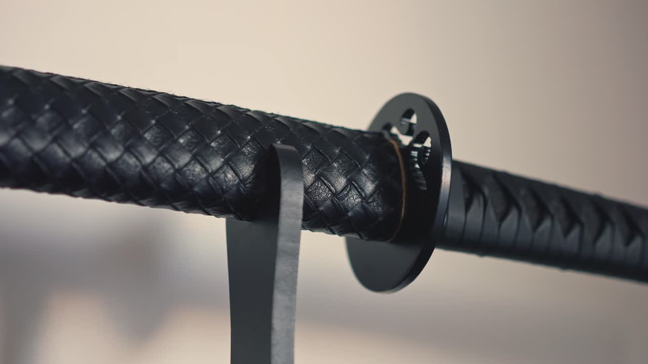 vista de cerca de la katana negra en la base