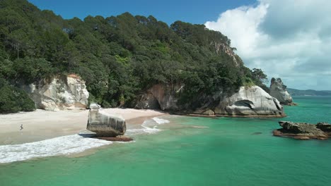 Wellen,-Die-Bei-Ebbe-In-Die-Küstenlinie-Des-Cathedral-Cove-Beach-Rollen