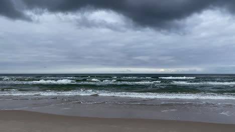 Nubes-De-Tormenta-Oscuras-Sobre-El-Mar-Y-La-Playa-De-Arena---Plano-General