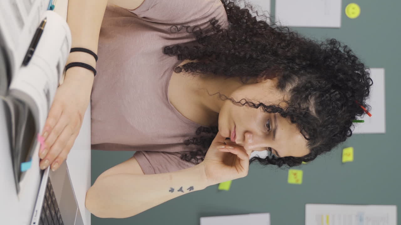 vídeo vertical de una estudiante viendo información y contenido útil.