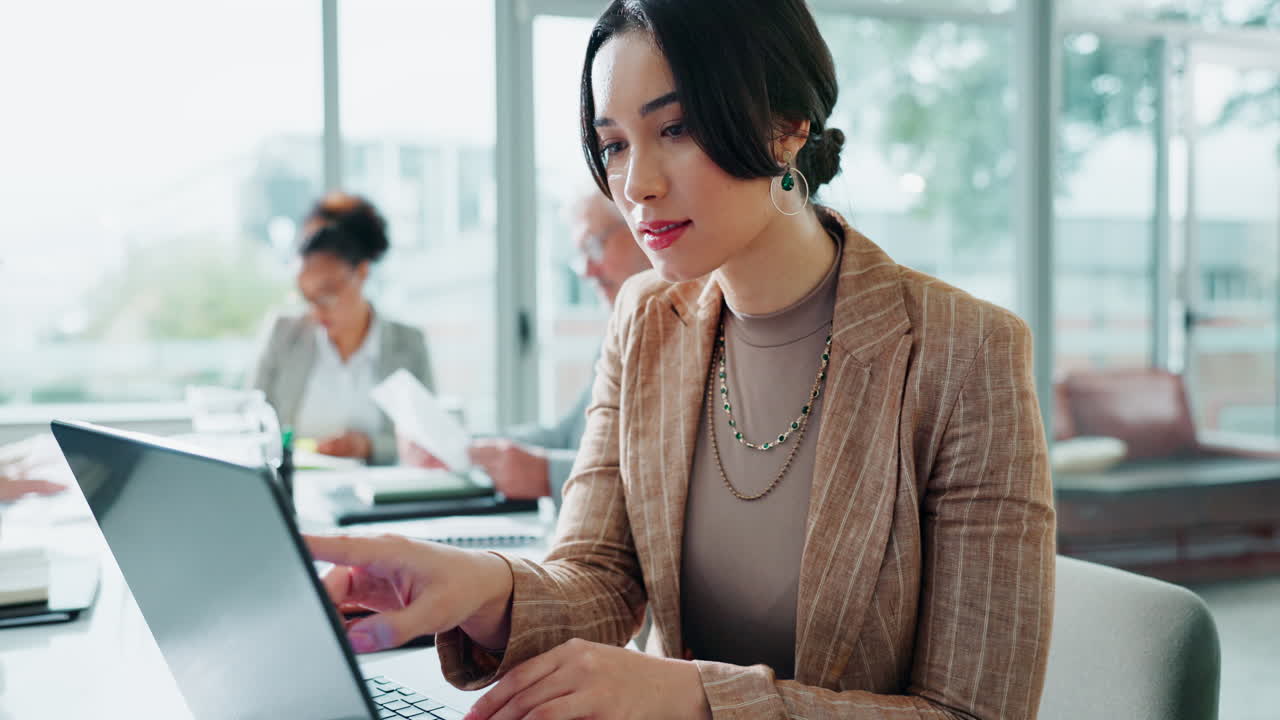 多様なチームとのビジネスミーティング