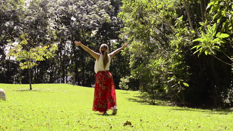 la chica gira, gira con libertad con la cabeza hacia arriba y mira hacia el cielo