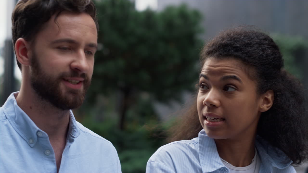 dos empleados hablando caminando a la oficina retrato. trabajadores corporativos alegres.