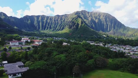 Wunderschöne-Drohnenaufnahmen-Der-Grünen-Berge-In-Hawaii