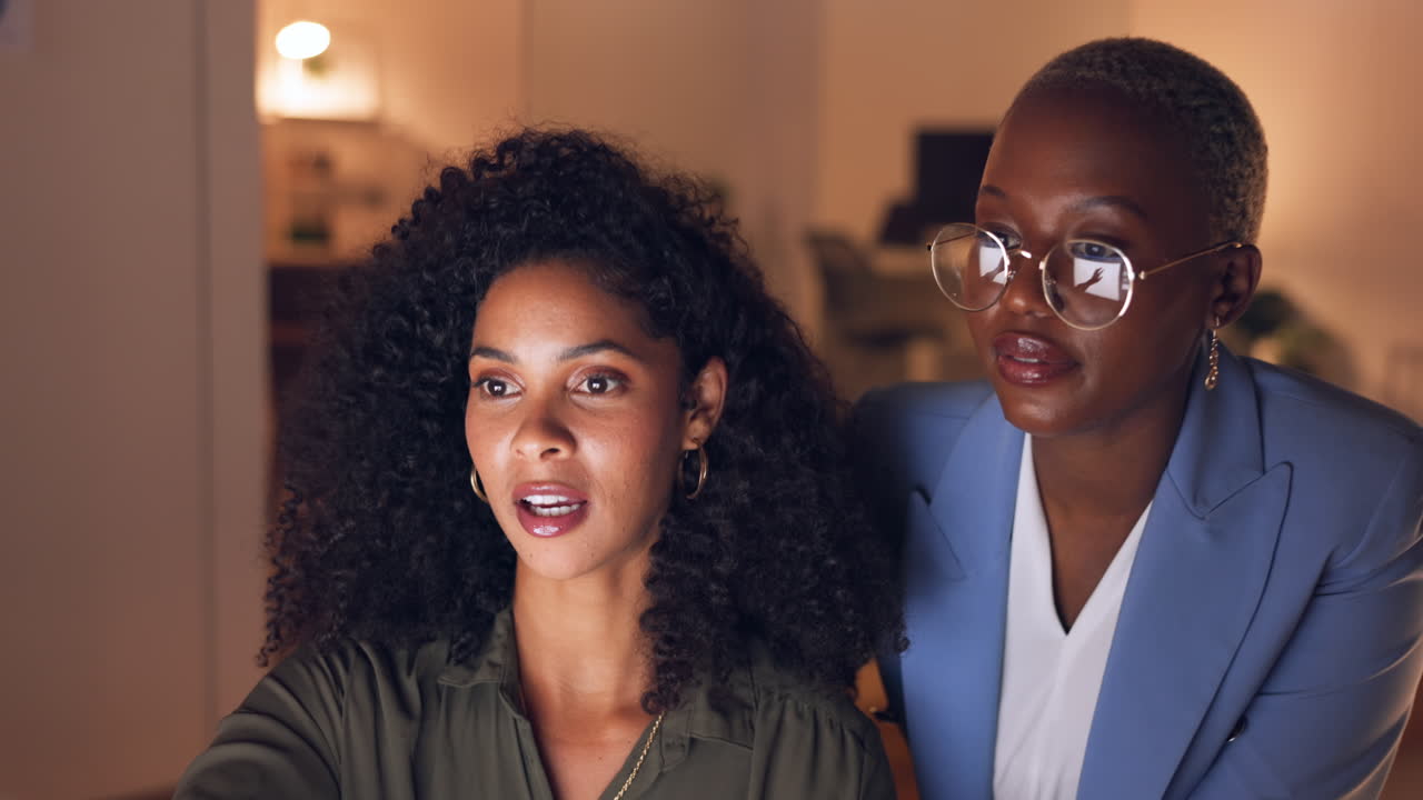 gerente, retroalimentación y mujer en el trabajo con computadora