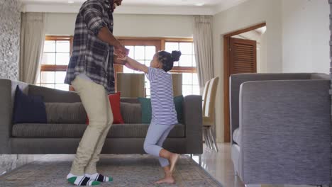 Feliz-Hija-Y-Padre-Afroamericanos-Divirtiéndose,-Bailando-En-La-Sala-De-Estar