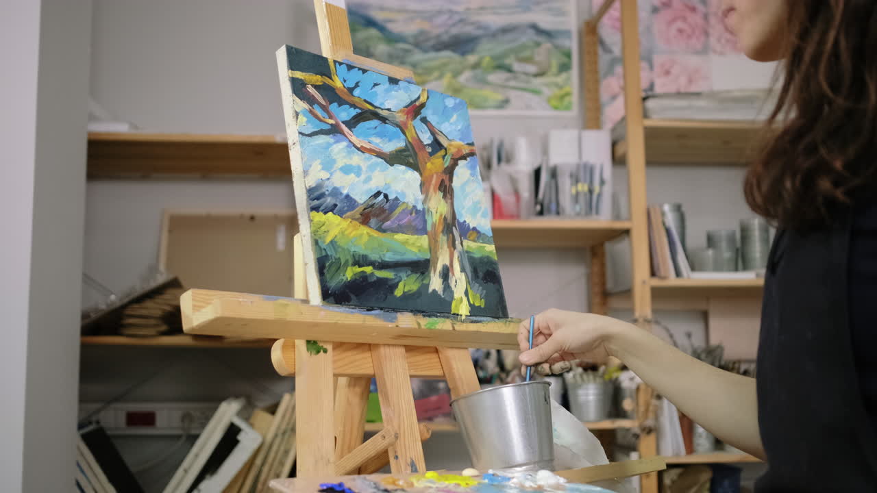 예술 스튜디오 에서 풍경 을 그리는 여자
